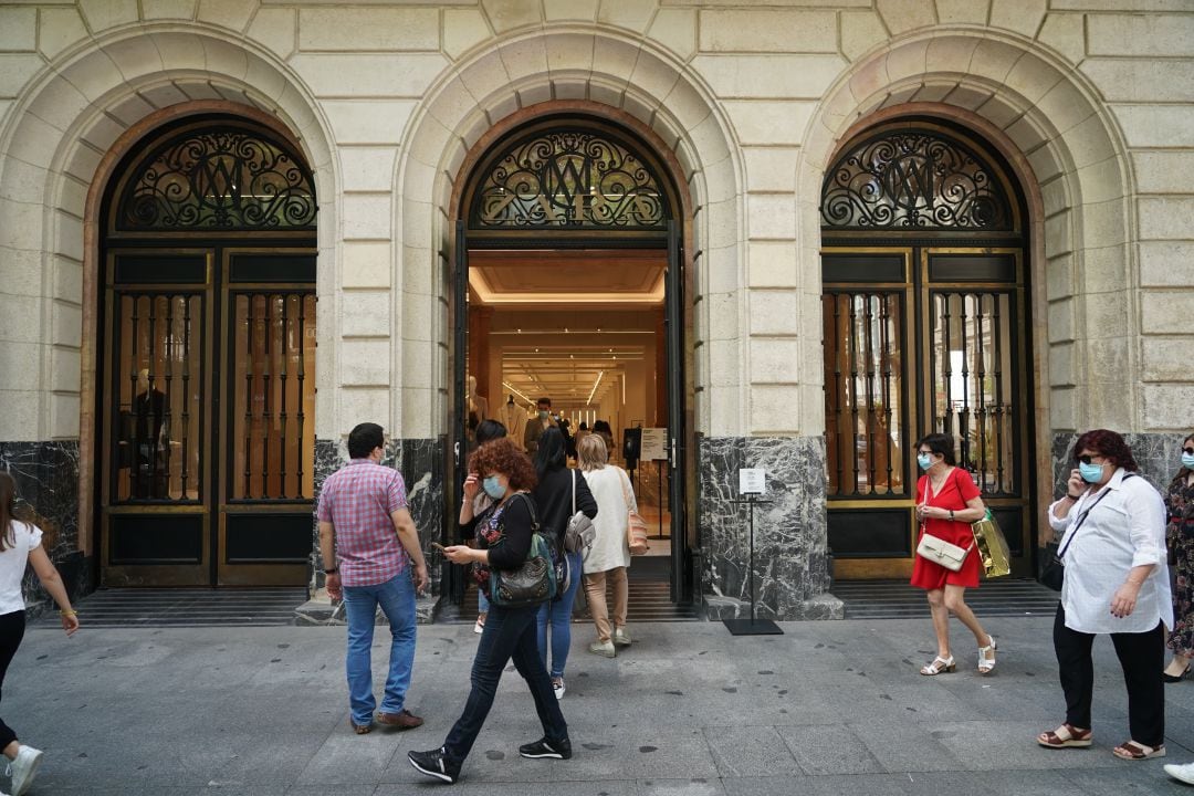 Ante las aglomeraciones que suelen producirse durante las compras en esta  época, Yolanda Díez ha señalado que, aunque la situación sanitaria ha mejorado  sustancialmente y se ha vuelto a la normalidad en las relaciones sociales, es  importante mantener la prudencia