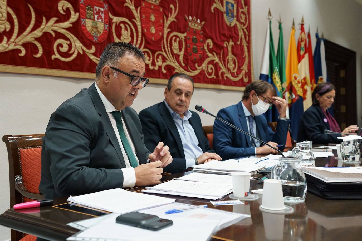 Conrado Domínguez (izquierda), junto al consejero de Sanidad Blas Trujillo (centro). EFE.