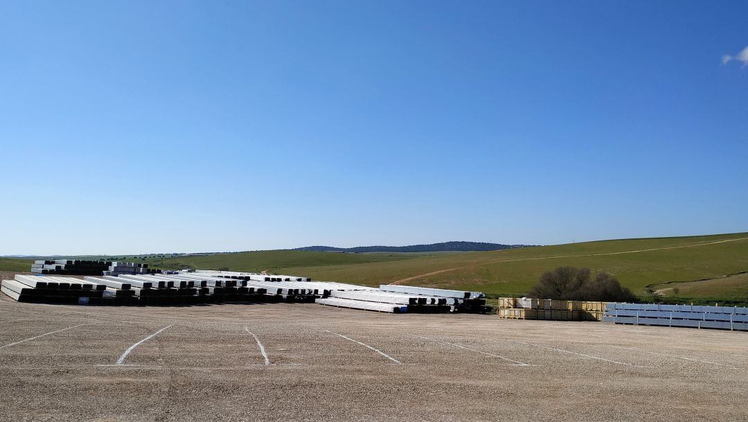 Todo preparado en Usagre para levantar las placas fotovoltaicas