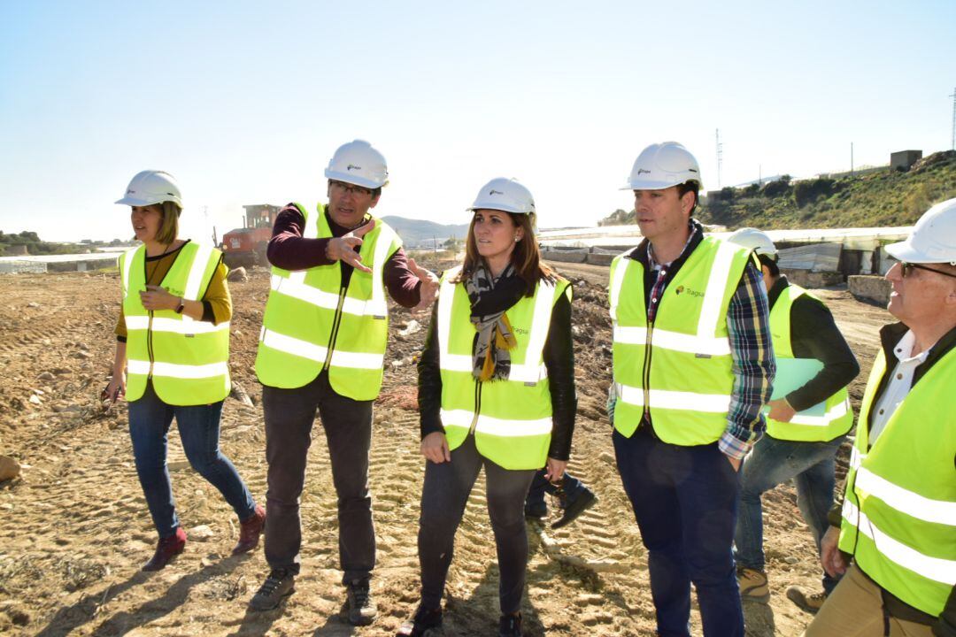 Laq delegada de medio ambiente, Inmaculada Oria visita la limpieza de los cauces de la Costa junto a la alcaldesa de Gualchos, Toñi Antequera y técnicos