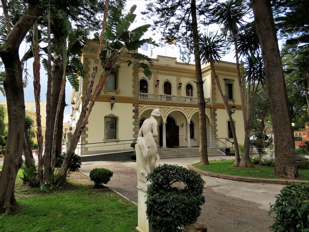 Los jardines del conocido como &quot;Paseíto Chacón&quot;, con la Villa al fondo, sede del Museo Cruz Herrera