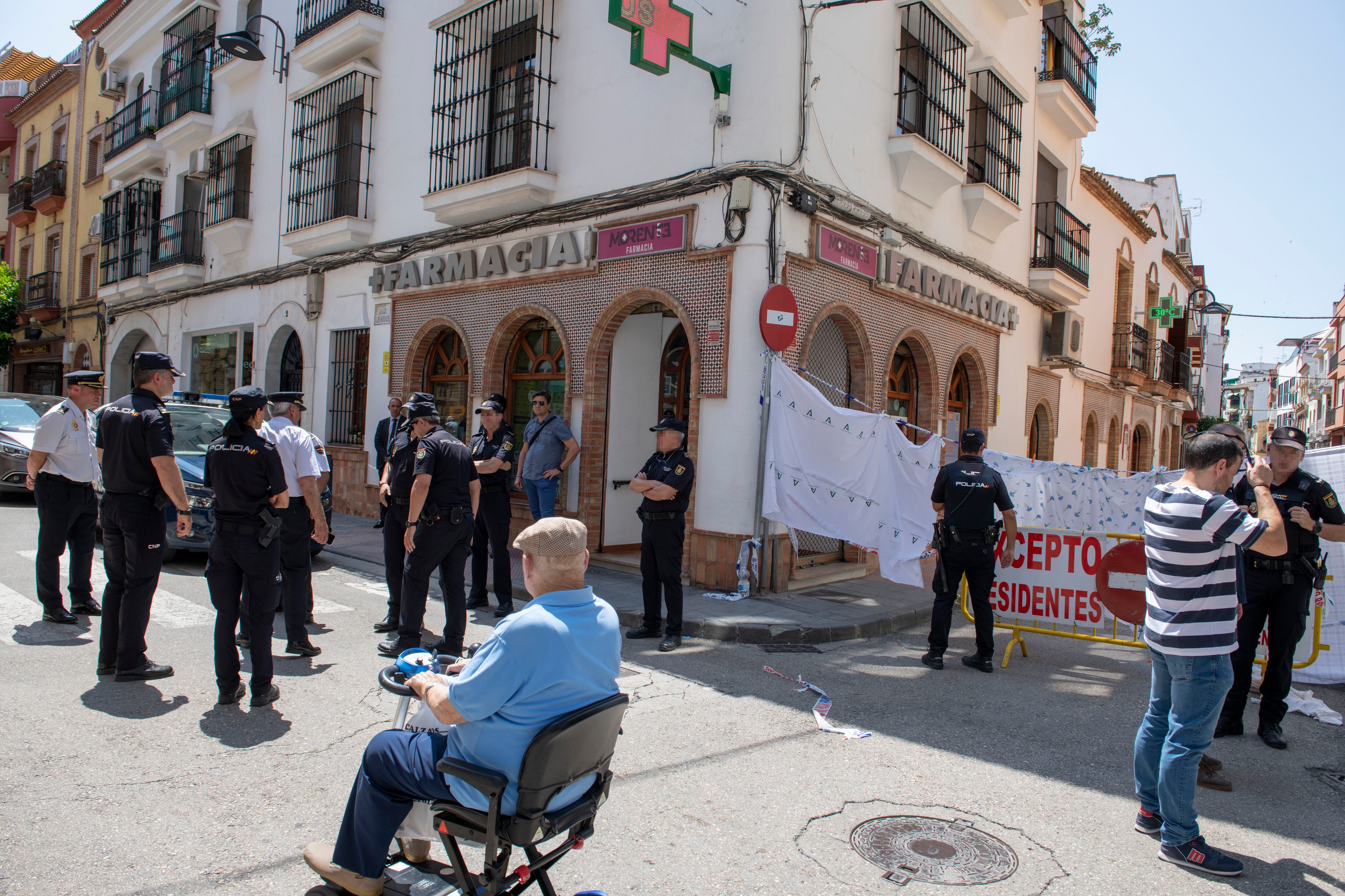 Agentes de policía mantienen cerrado el lugar en el que este domingo por la mañana murió un policía en Andújar (Jaén).