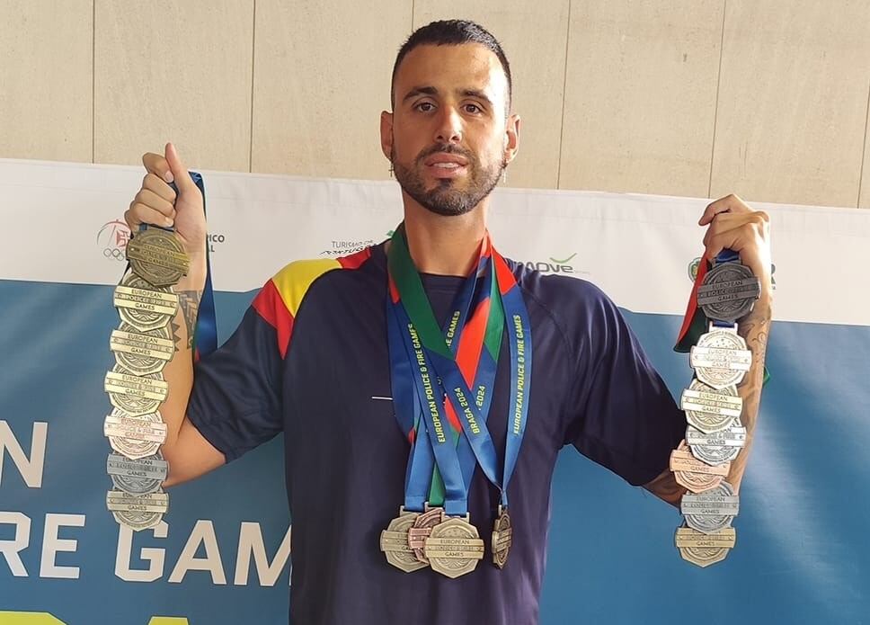 Roberto Veiga ensenya les 18 medalles aconseguides als Campionats d'Europa.