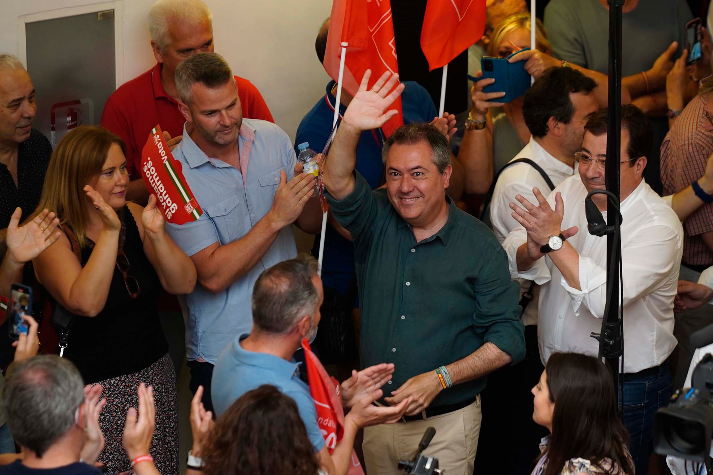 CÓRDOBA, 12/06/2022.- El candidato por el PSOE a las generales en Andalucía, Juan Espadas (c), preside un acto de campaña que ha convocado el PSOE en el palacio de congresos de Córdoba este domingo. EFE/Rafa Alcaide
