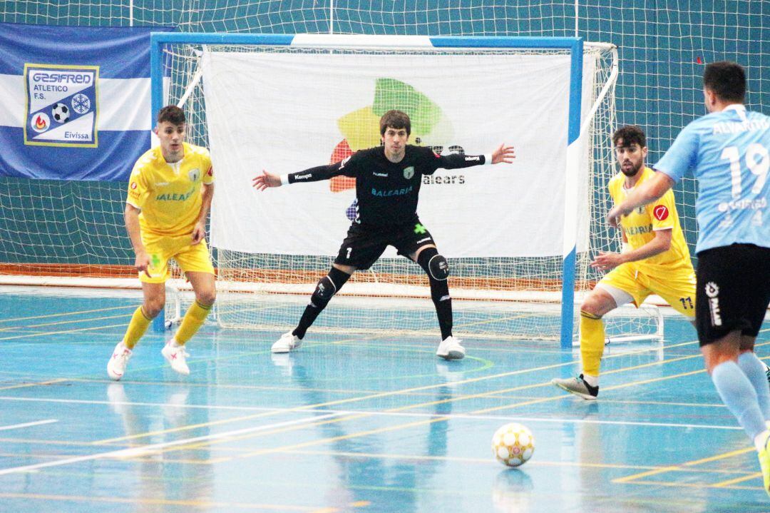 Alvarito disparando a la portería de Sergi.