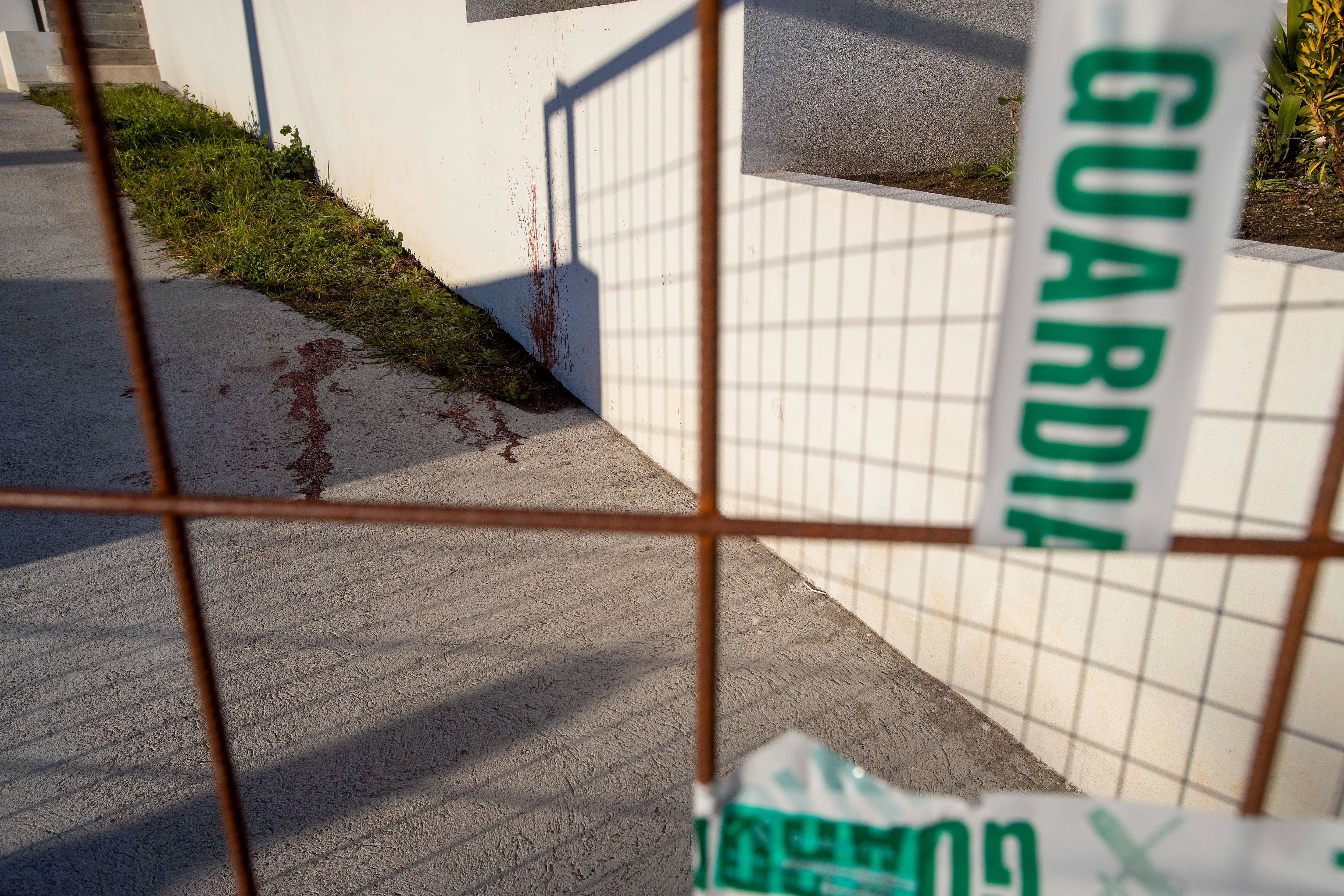 Restos de sangre a las puertas de la vivienda del barrio residencial de Percibilleira, en la villa de Baiona, donde una mujer de 47 años ha sido hallada muerta la pasada noche con un fuerte golpe en la cabeza.