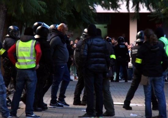 Los Mossos se llevan detenido a un hombre durante la gran redada del barrio de La Mina, en Sant Adrià del Besòs (Barcelona)