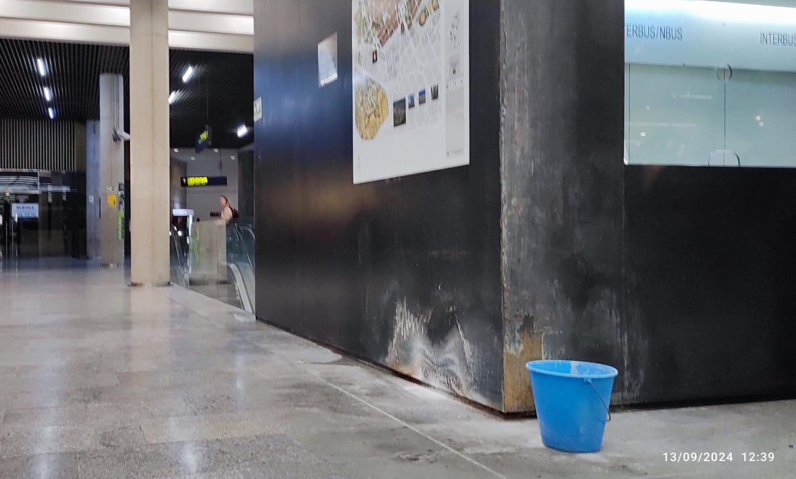 Una gotera en la estación de Autobuses de Pamplona junto a la placa que la reconoció como mejor instalación de este tipo en el año 2011.