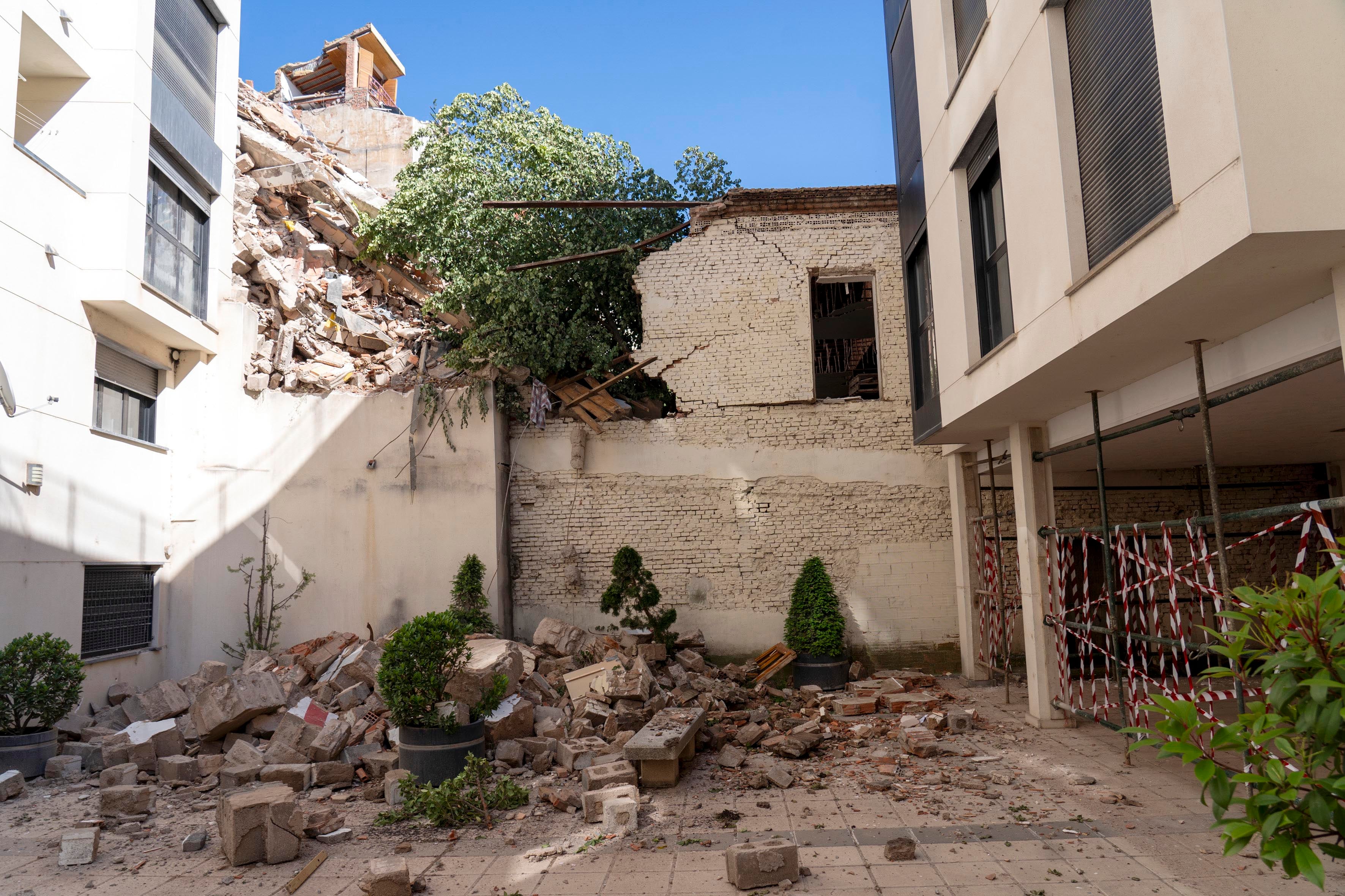 Escombros del edificio de cinco plantas que se derrumbó el pasado martes en Teruel. Los afectados por el derrumbe de un edificio en el centro de Teruel han exigido al ayuntamiento de la ciudad que agilice los trámites para conseguir una solución habitacional &#039;duradera&#039; que les permita &#039;volver a la normalidad&#039;. EFE/ Antonio García