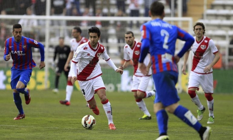 GRA333. MADRID, 28/02/2015.- El centrocampista del Rayo Vallecano Alberto Bueno controla el balón, durante el partido frente al Levante de la vigésima quinta jornada de Liga de Primera División disputado esta tarde en el estadio de Vallecas. EFE/Víctor Le