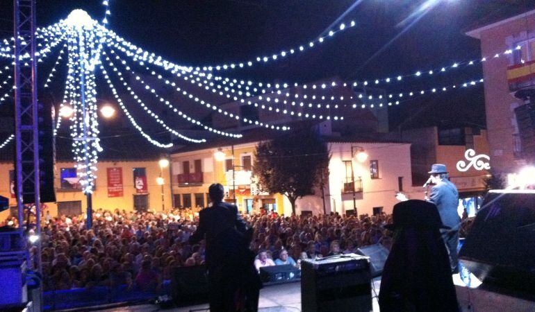 La Plaza de la Constitución es uno de los centros de las fiestas de Sanse con innumerables actuaciones, como la de Los Brincos el pasado domingo