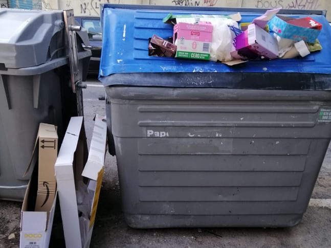 Imagen de archivo de un contenedor de basura a rebosar en un barrio de Alicante 