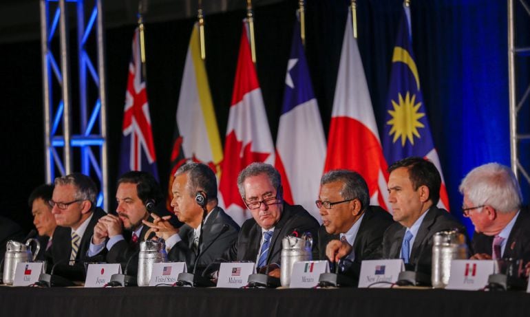 El representante de Comercio de Estados Unidos, Michael Froman (c), comparece en rueda de prensa junto a los representantes de once países del Pacífico en Atlanta, Estados Unidos, tras alcanzar un acuerdo para el más ambicioso pacto comercial jamás lograd