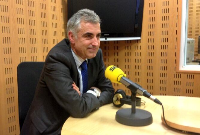 Alejandro Naya, director de explotación de Transportes Pesa, invitado en los estudios de Radio San Sebastián