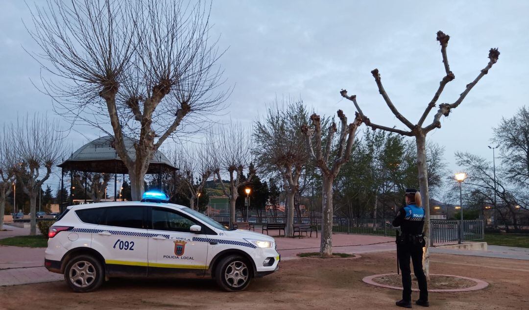 Una patrulla de Polícia Municipal de Tudela en las cercanías del Río Ebro