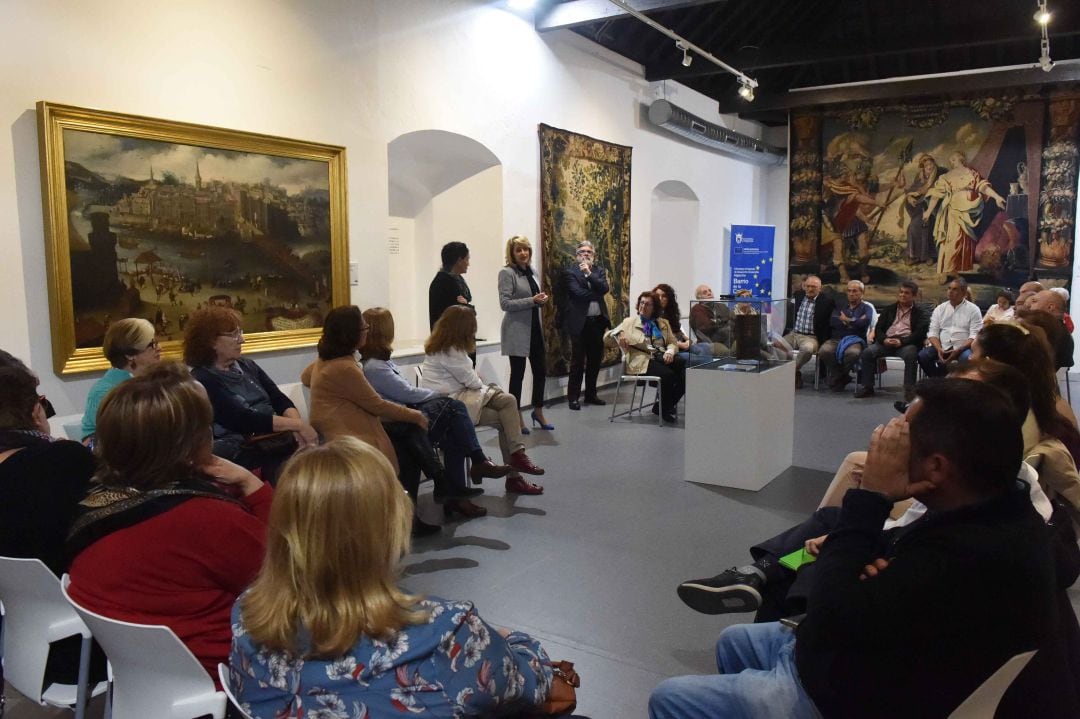 un momento de la conferencia "Obras con voz" impartida por el profesor Roberto Godino sobre la Algeciras de la época barroca.