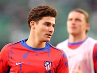 SEVILLE, SPAIN - OCTOBER 27: Julian Alvarez of Atletico de Madrid warms up prior to the LaLiga match between Real Betis Balompie and Atletico de Madrid at Estadio Benito Villamarin on October 27, 2024 in Seville, Spain. (Photo by Fran Santiago/Getty Images)