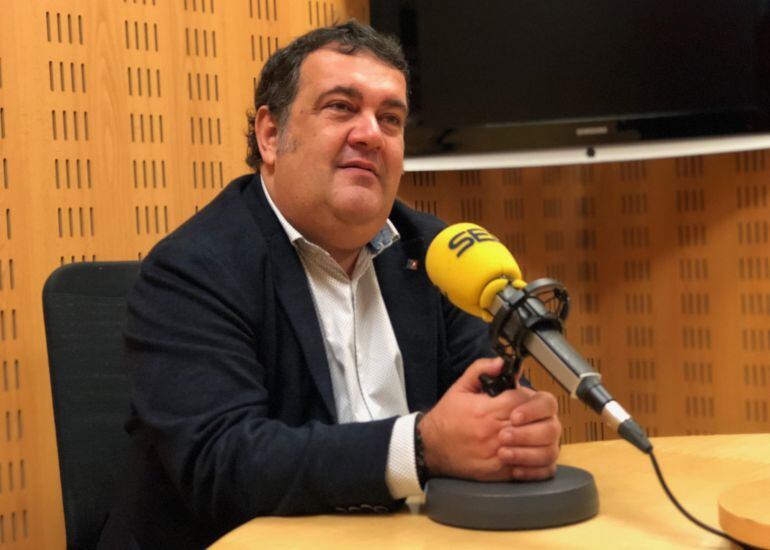 El concejal de Impulso Económico y Turismo, Ernesto Gasco, en los estudios de Radio San Sebastián. 