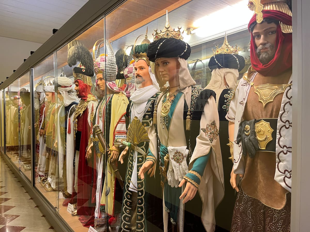 T04x16 Alcoi, avant la Festa! La indumentària dels càrrecs festers