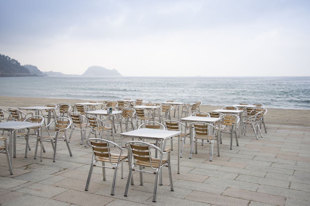 Una terraza junto al mar