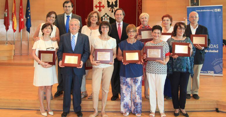 El Ayuntamiento ha galardonado a los profesores del municipio que este año se jubilan