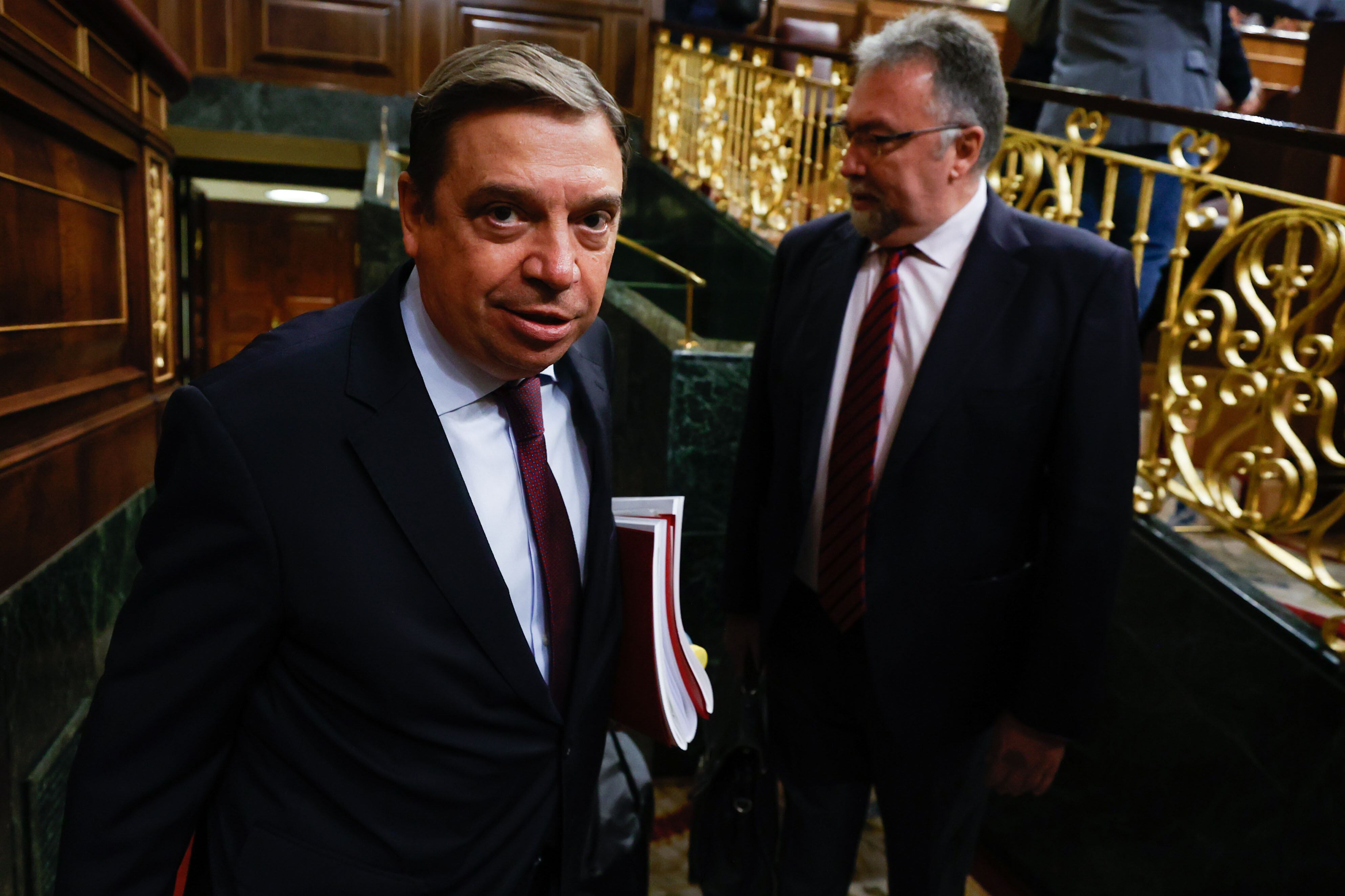 MADRID, 13/10/2022.- El ministro de Agricultura, Luis Planas (i), llega al Congreso para asistir a la sesión en la que el presidente del Gobierno, Pedro Sánchez, comparece este jueves para informar de las medidas económicas y sociales adoptadas ante la crisis provocada por la guerra en Ucrania y para dar cuenta de la reunión del último Consejo Europeo. EFE/ Javier Lizón