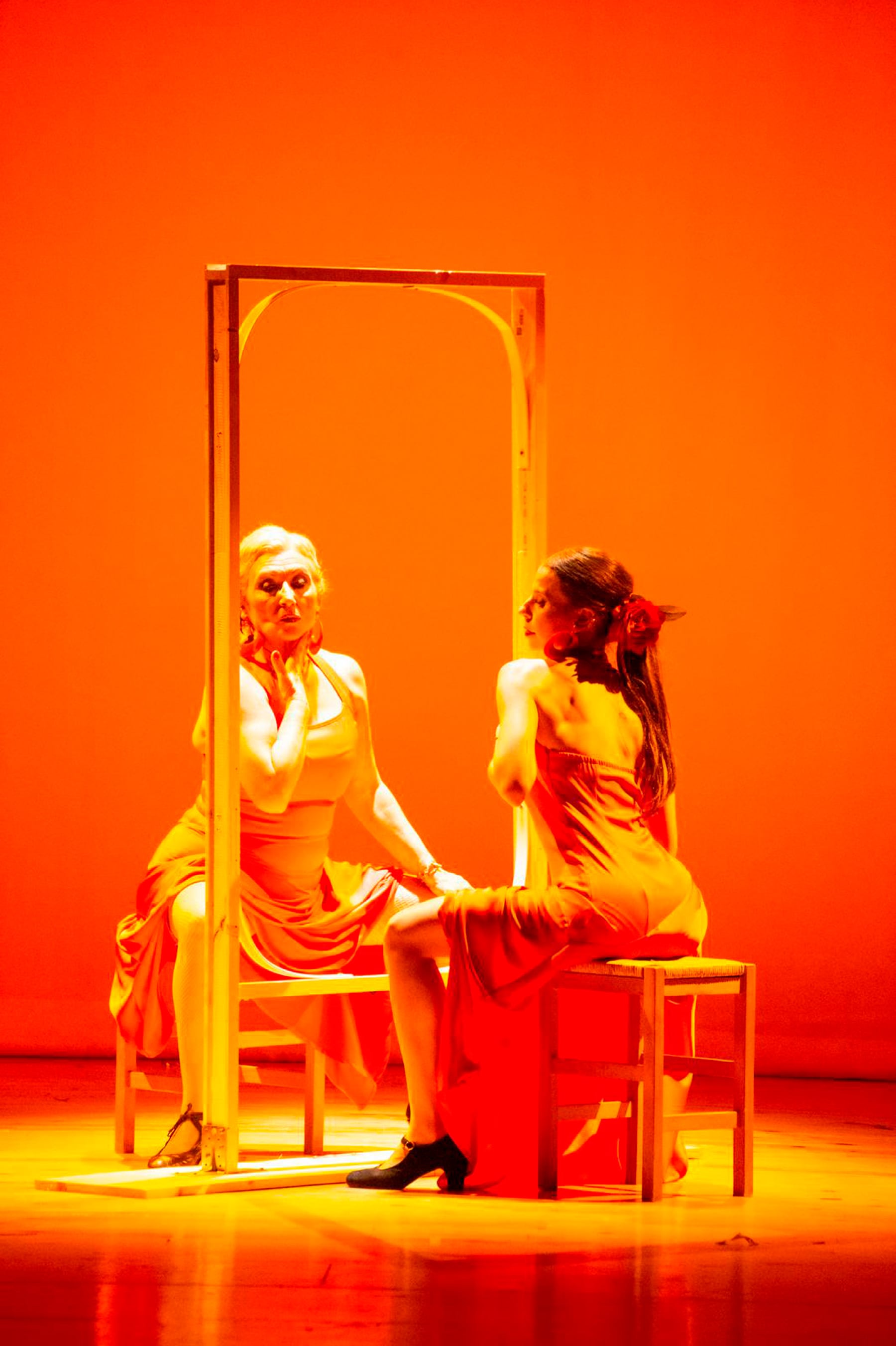 La espectacular foto que se les regaló a Carmina y Ariana en forma de cuadro en una imagen en la que ambas aparecen en una reciente coreografía