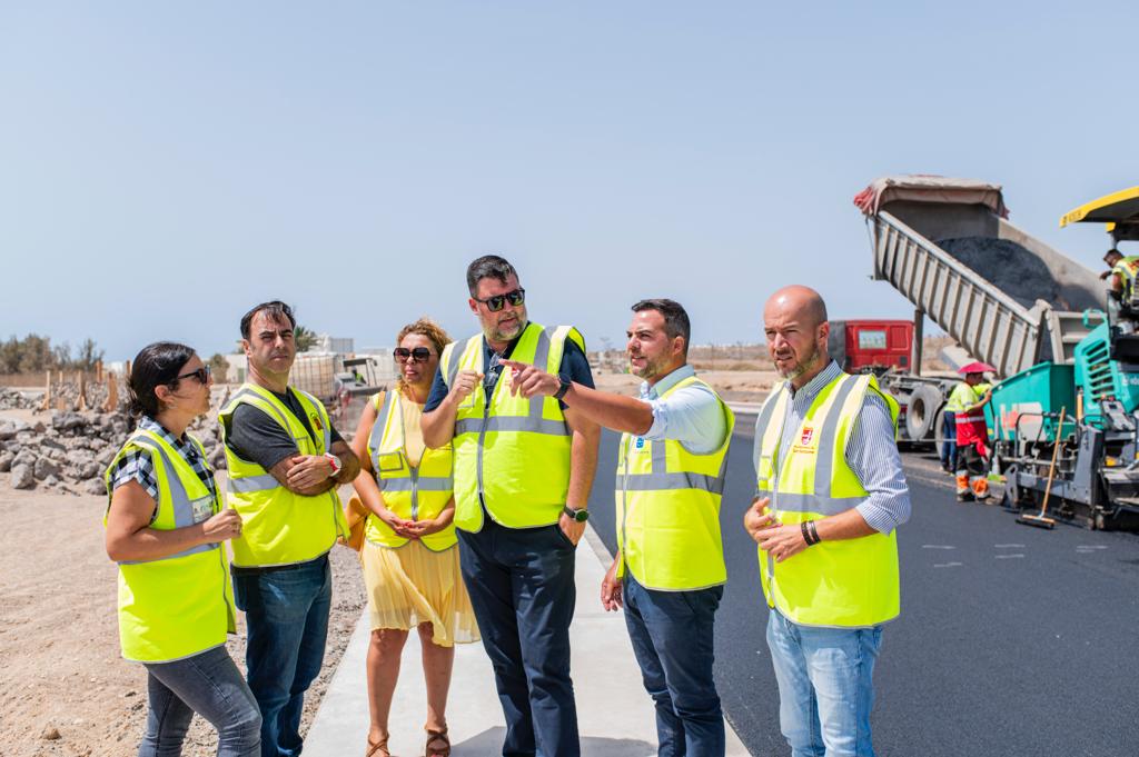 Isidro Pérez, alcalde de San Bartolomé, y parte de la corporación en Playa Honda.