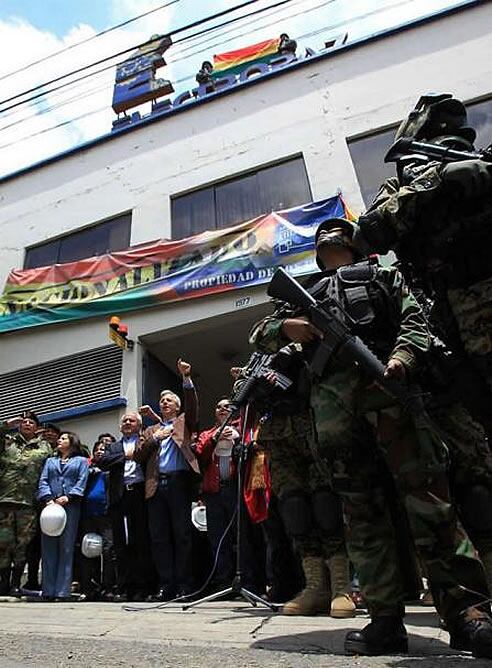 Álvaro García Linera habla junto a autoridades que custodian una de las principales oficinas de la distribuidora Electropaz, una de las cuatro empresas propiedad de la española Iberdrola nacionalizadas por el Gobierno de Bolivia