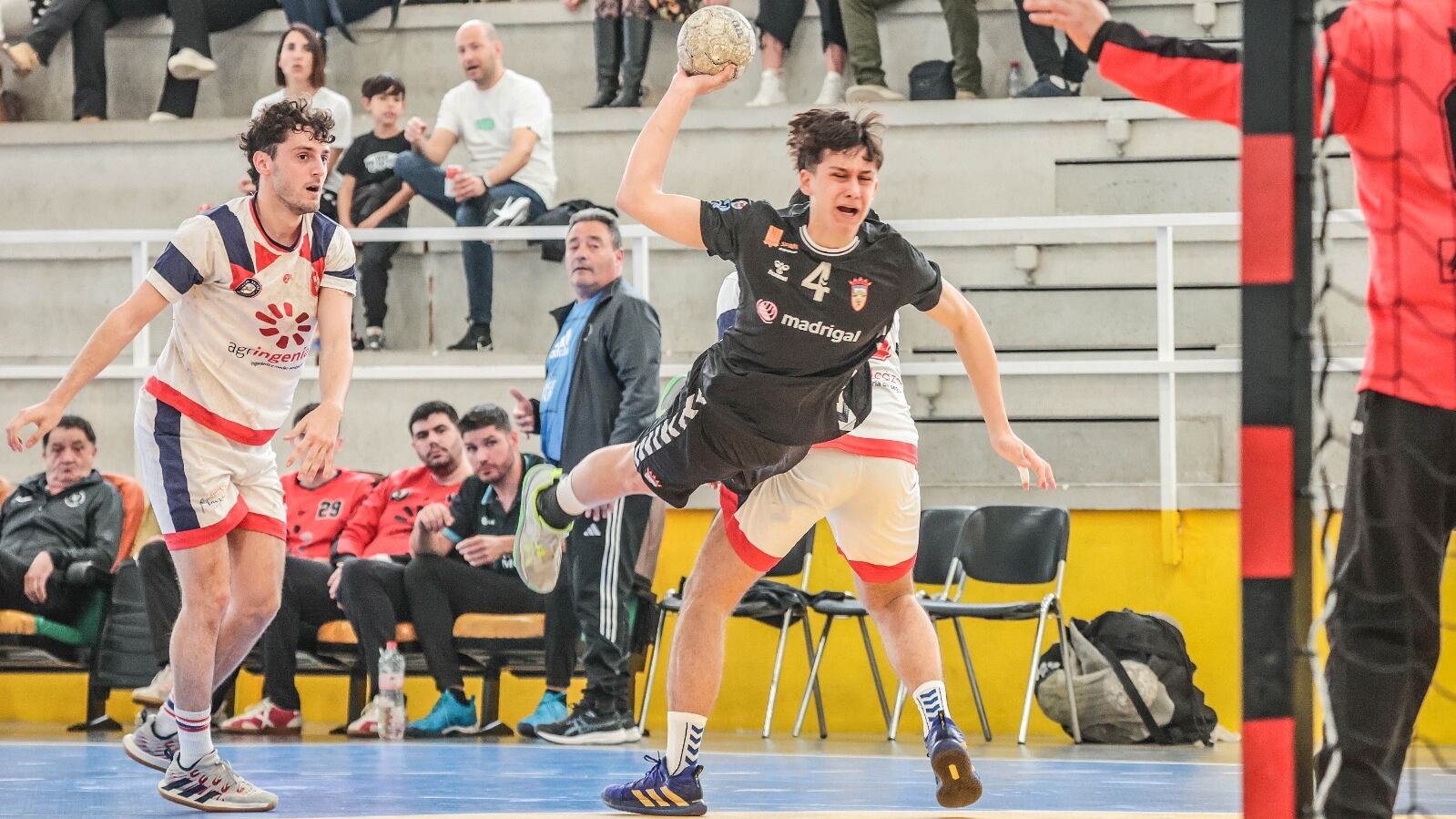 El Elda - C.E.E. asegura, virtualmente, la tercera posición