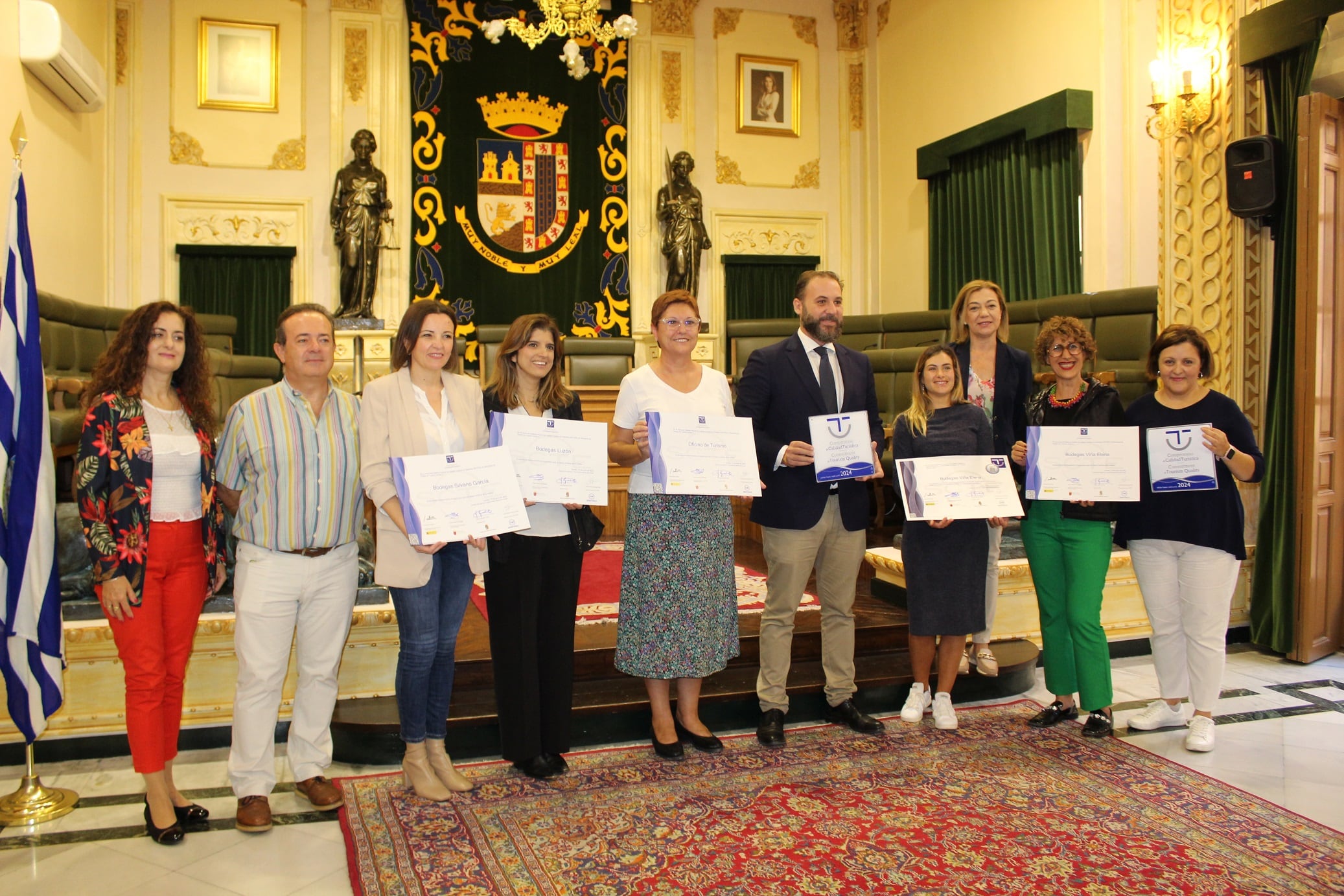 Entrega de las acreditaciones por parte del director general de Competitividad y Calidad Turística en el Salon de Plenos del Ayuntamiento de Jumilla