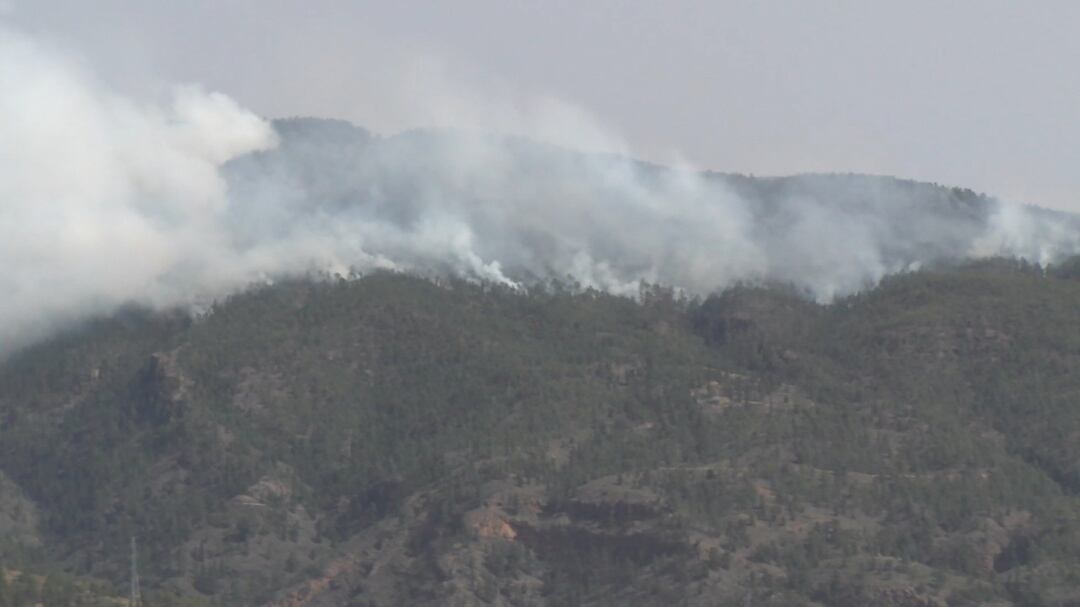 Parte de la superficie del incendio de Arico, a 21 de mayo de 2021, en Tenerife, Islas Canarias (España). El incendio forestal se inició ayer, jueves y ya afecta a una superficie de 1.500 hectáreas, en las que se incluyen el Parque Nacional del Teide. Más de 250 efectivos, cinco helicópteros y un hidroavión trabajan en la extinción de dos flancos de las llamas, que han alcanzado un perímetro de 16 kilómetros. Por el momento, no se han producido evacuaciones debido a que el fuego no entra en ningún núcleo poblacional.