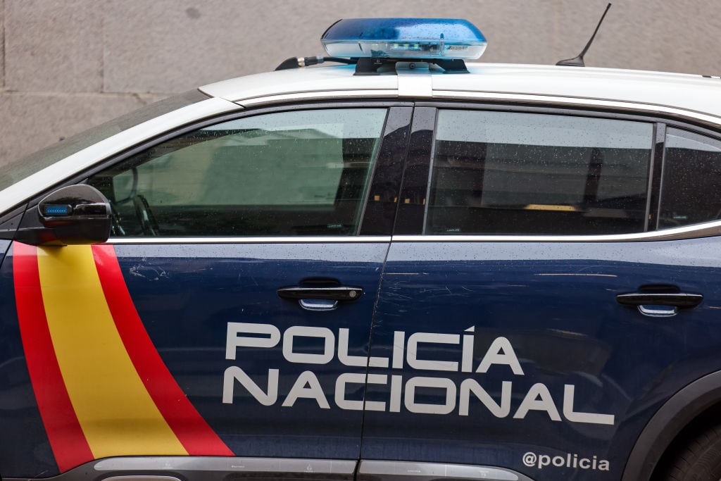 Sanitarios atienden y trasladan a un herido que le han seccionado una oreja en una pelea en Lorca