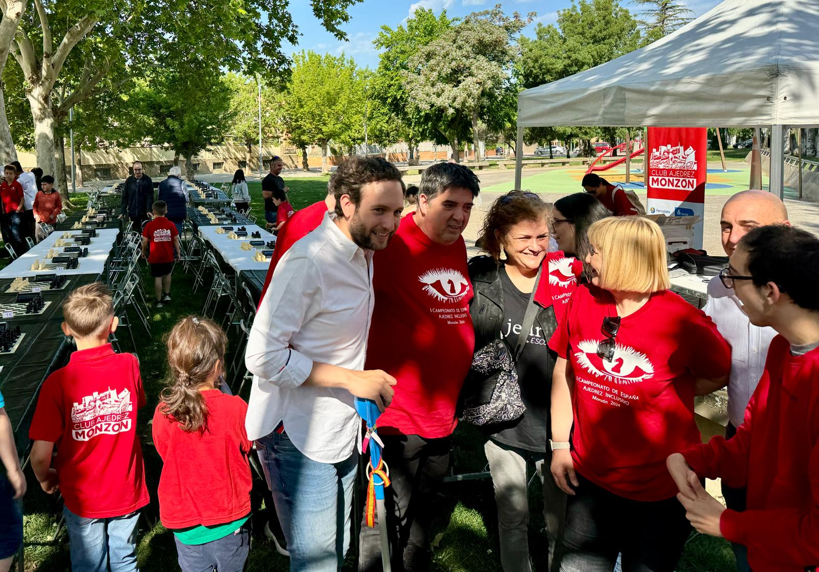 El alcalde de Monzón Isaac Claver compartía la experiencias de los participantes en el torneo. Foto: Ayuntamiento de Monzón