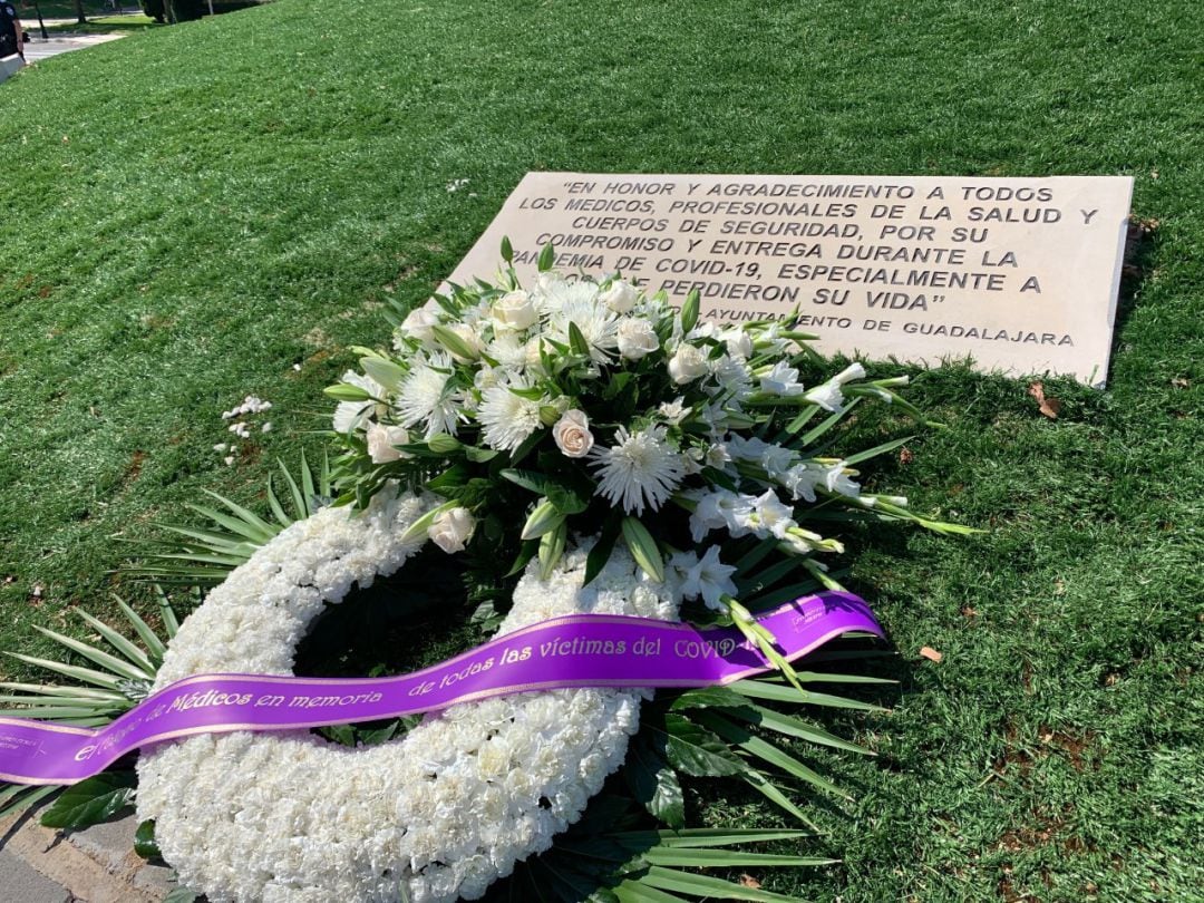 Placa y corona de flores en la Rotonda de los Médicos de Guadalajara