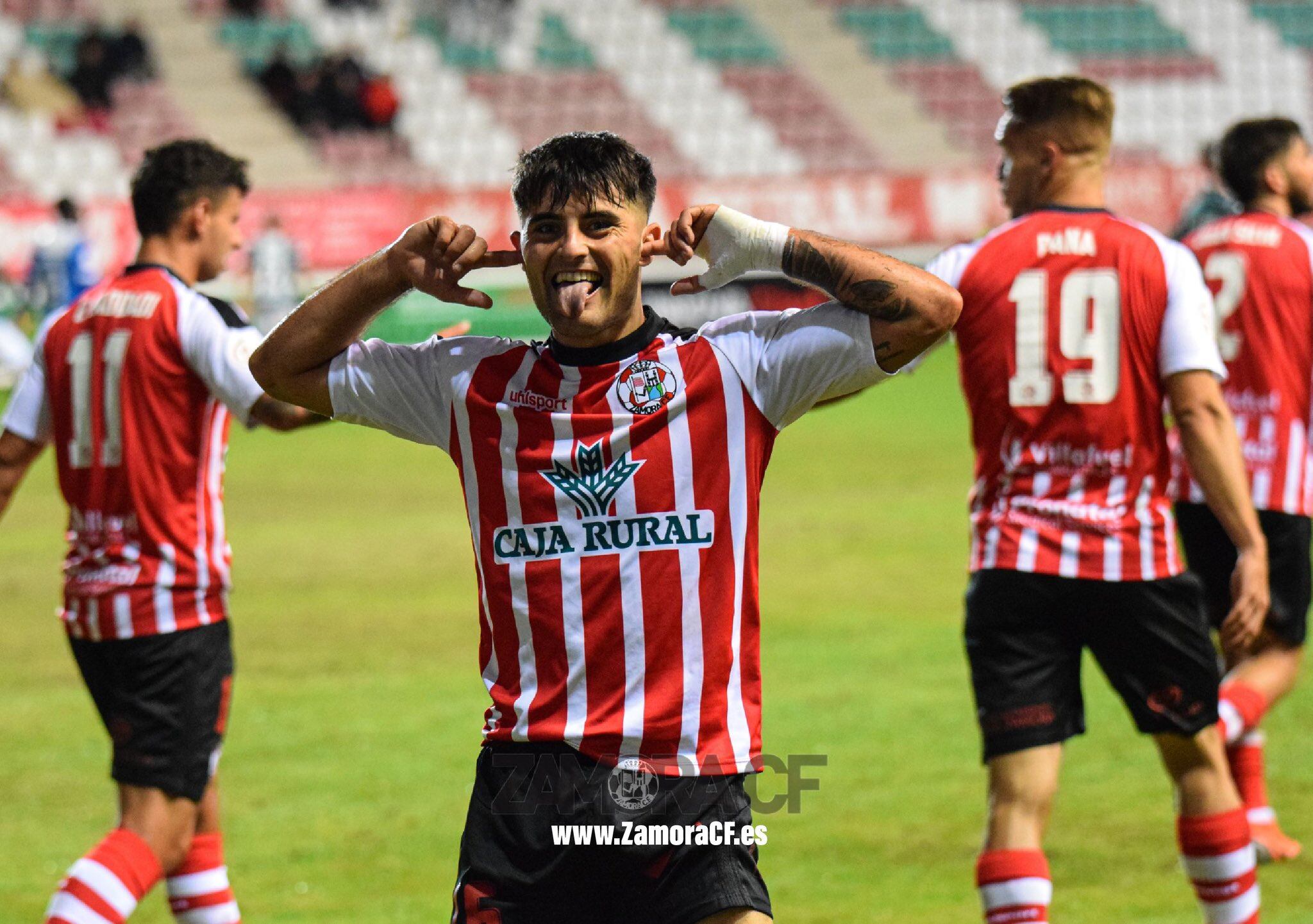 Iban Ribeiro celebra un gol frente al Guijuelo