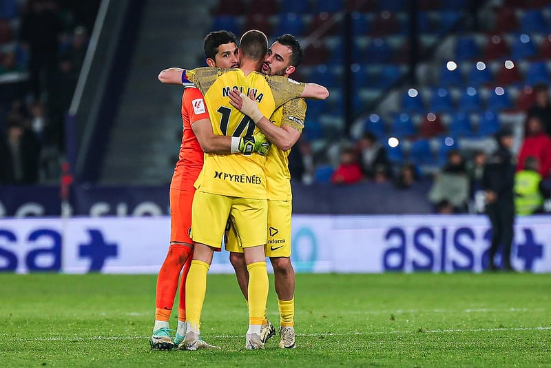 Sergio Molina abraçant-se a Nico Ratti i Diego Pampin després de l&#039;empat obtingut contra el Llevant