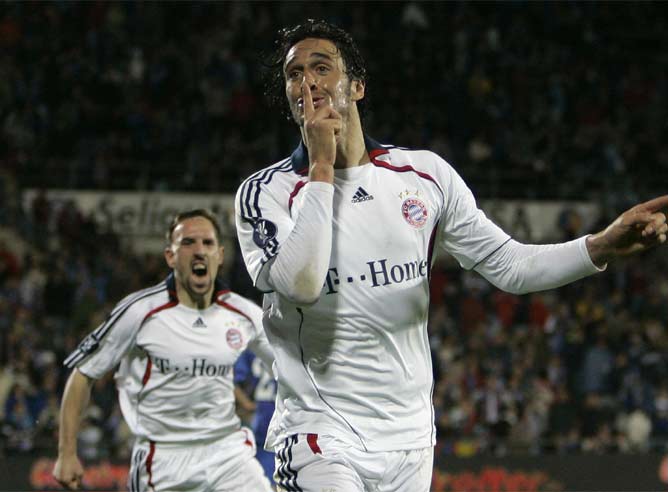 Luca Toni celebra su segundo gol del partido que da el pase a semifinales a su equipo