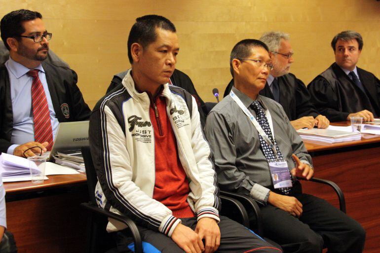 L'acusat Xiaowei Chen (a l'esquerra) a l'Audiència de Girona i el traductor