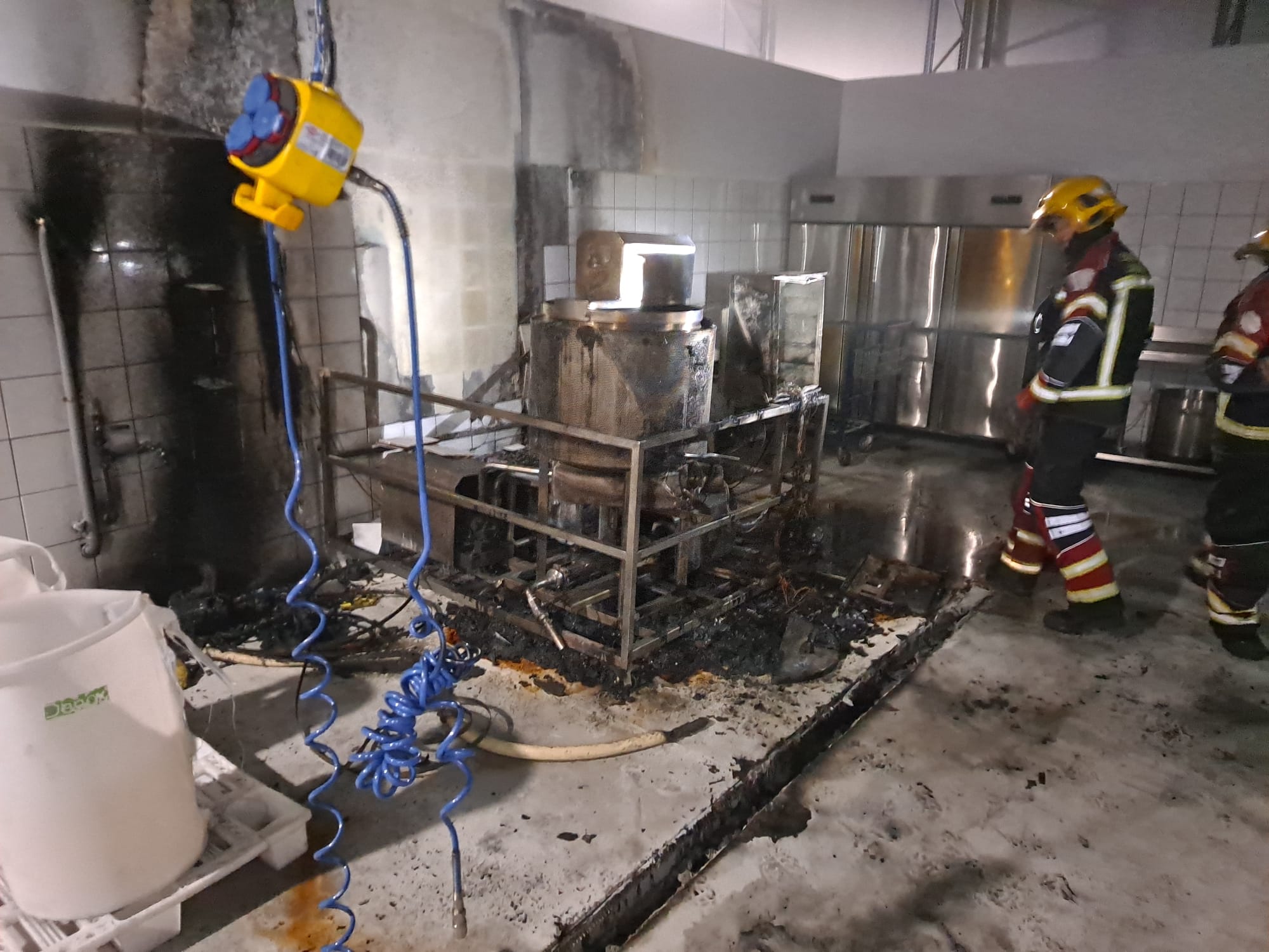 Interior de la nave industrial de Playa Honda en el que se declaró uno de los incendios.