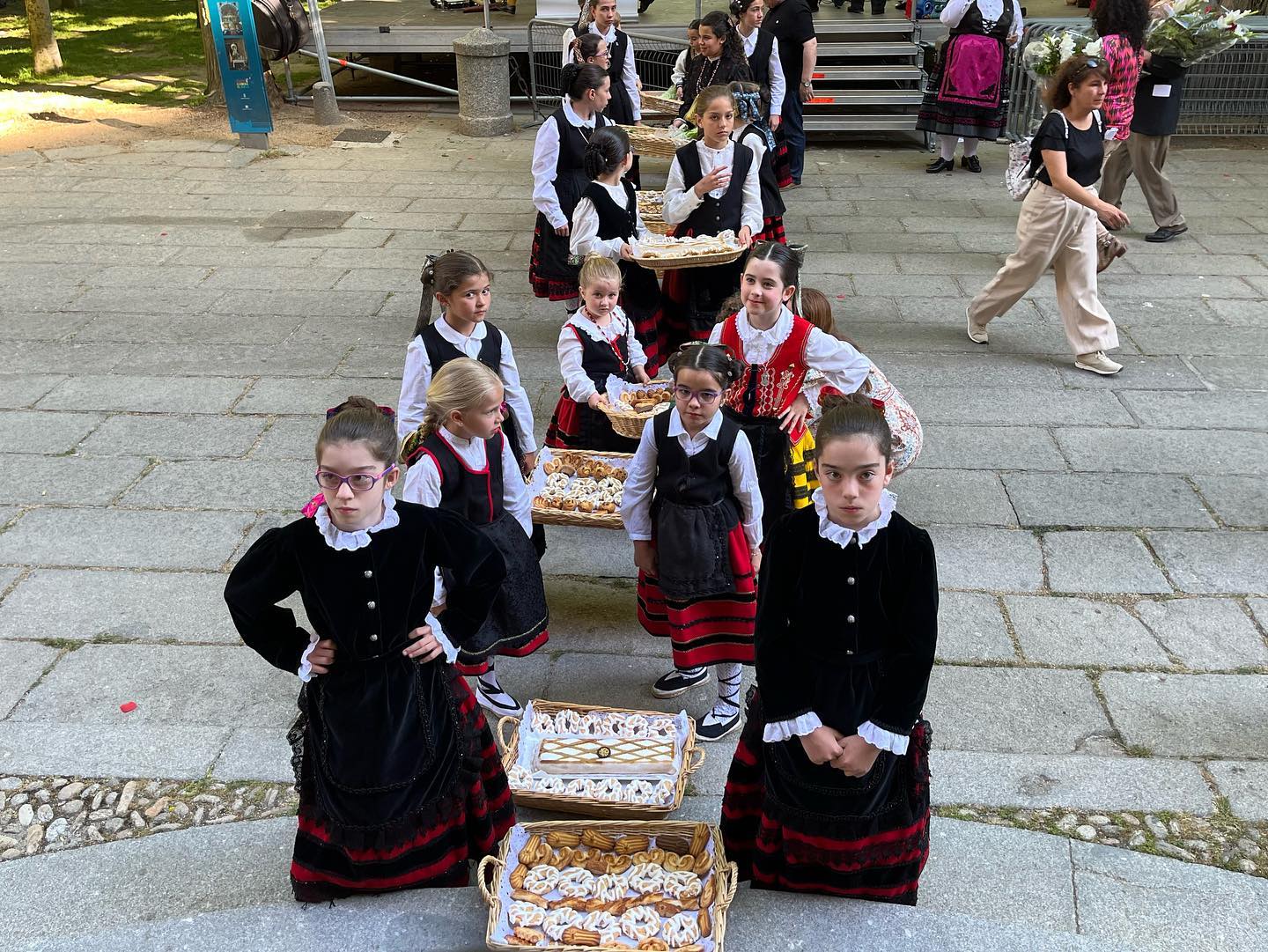 Ofrenda de flores y frutos a la Virgen de la Fuencisla. Fotografía : Ayuntamiento de Segovia