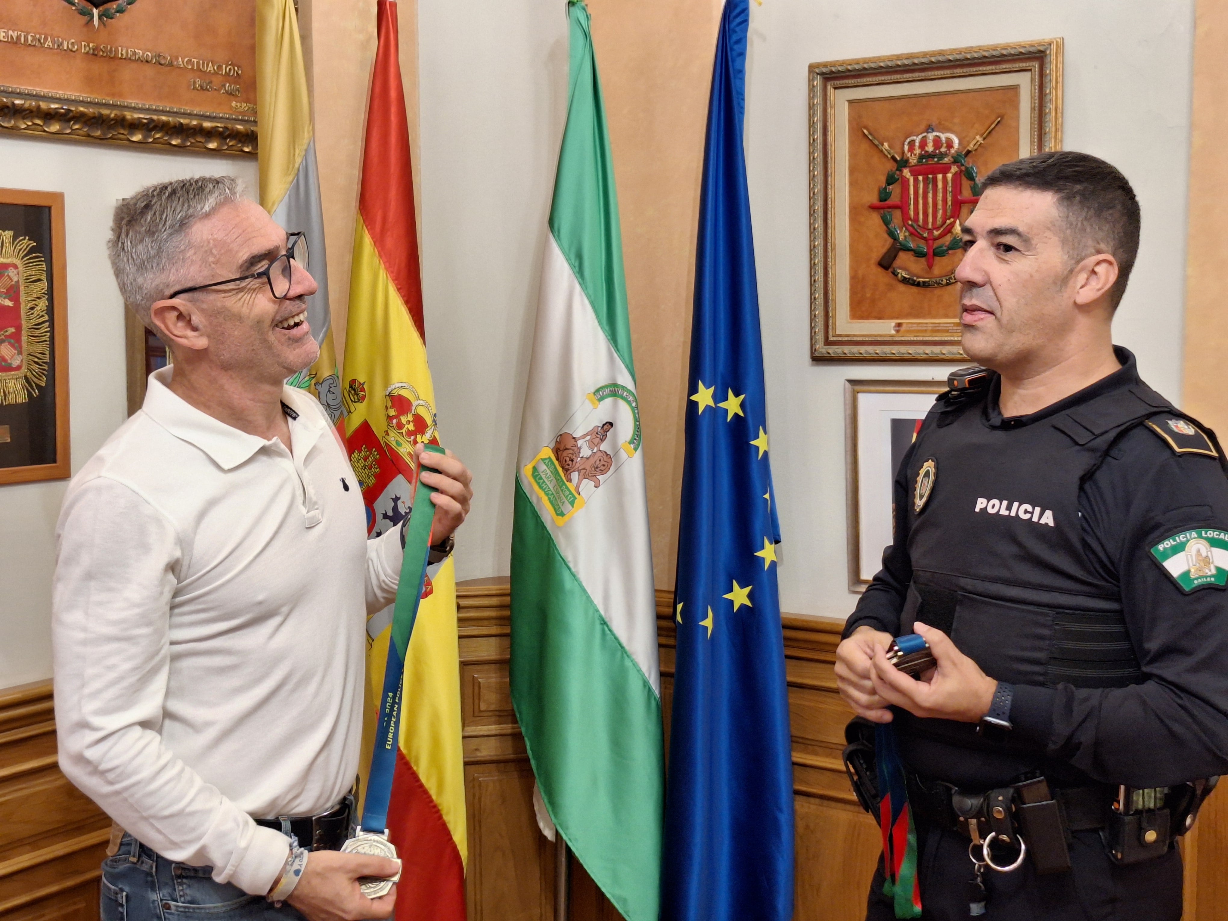 El alcalde de Bailén recibió al policía local Antonio Rodríguez, medallista en los europeos celebrados en Braga.