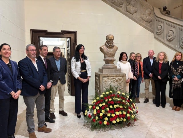 El acto central se ha desarrollado en el Salón del Justicia del Palacio Consistorial, seguido de una ofrenda floral al busto de Juan de Lanuza IV