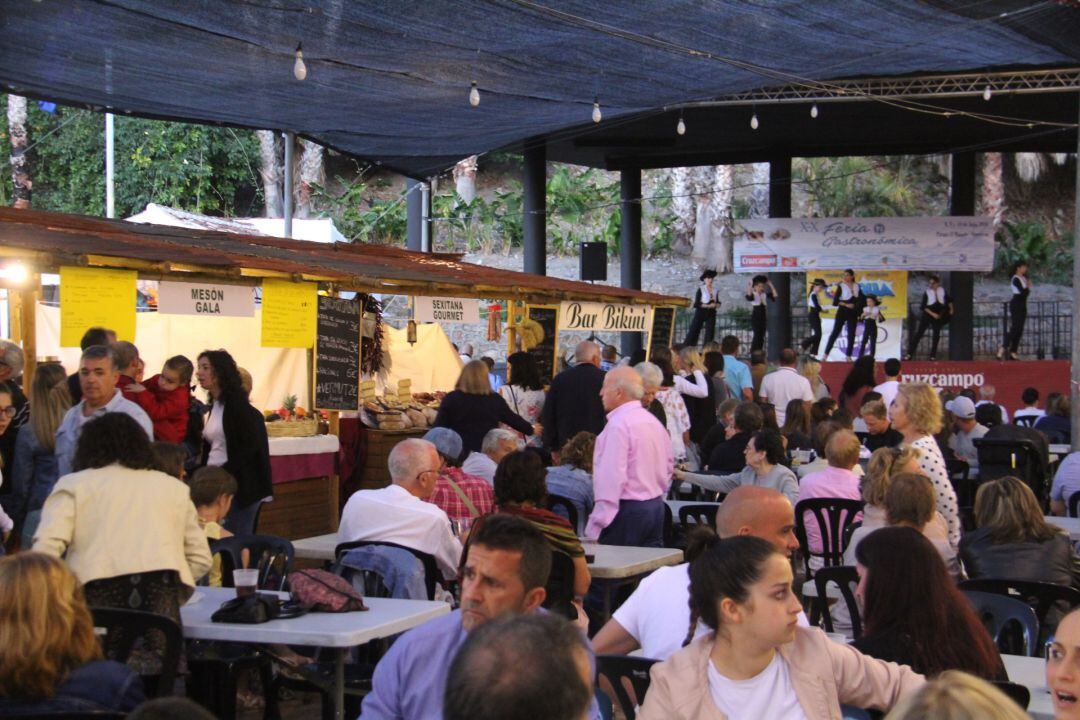 Ambiente en el Parque del Majuelo de Almuñécar durante la celebración de la Feria Gastronómica