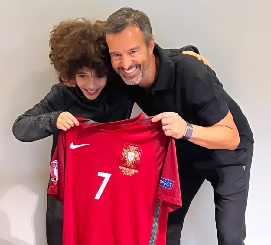 Adam Qaroual y Jorge Mendes con una camiseta de Cristiano Ronaldo (Instagram)