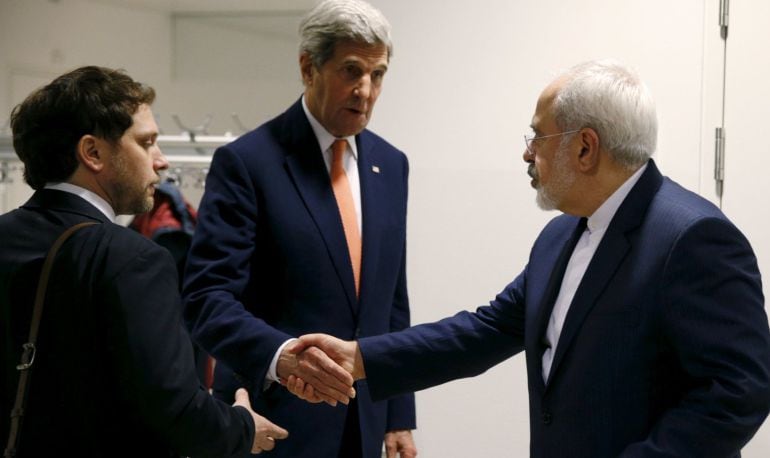 John Kerry saluda al ministro de Exteriores de Irán Mohammad Javad Zarif después de la verificación de la Agencia Internacional de la Energía Atómica.