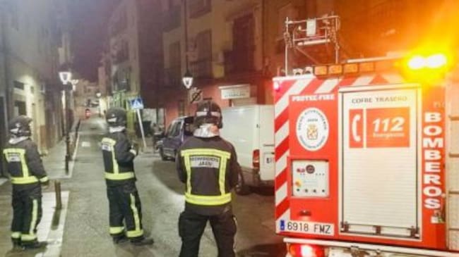 Dotación de bomberos desplazada hasta el lugar de los hechos.