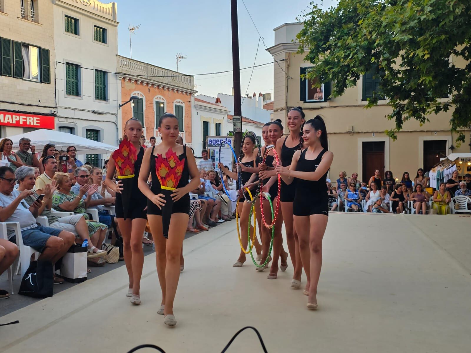L'espectacle va captivar a les decenes d'espectadors que es van reunir a la Plaça des Ramal.