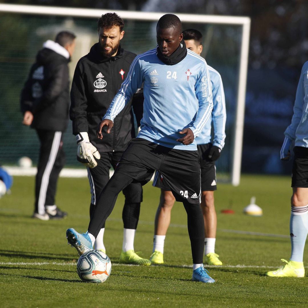 Pape Cheik durante un entrenamiento en A Madroa