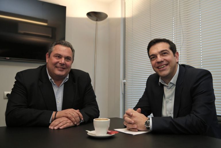 Kammenos y Tsipras el día en que negociaron su acuerdo de gobierno. AFP PHOTO / POOL/ LEFTERIS PITARAKIS